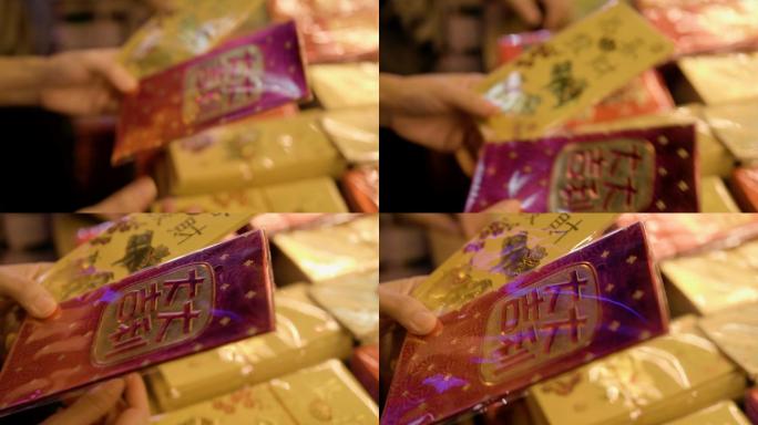 中国新年：十几岁的中国女人买钱信封