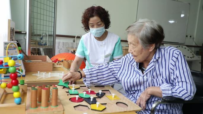 关爱老人 养老院康复训练