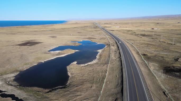 航拍青海湖畔国道公路