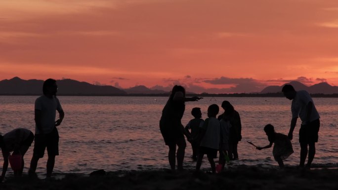 夕阳海边在海浪中嬉戏奔跑