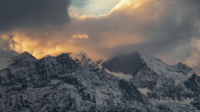 梅里卡瓦格博雪山日照金山星空延时