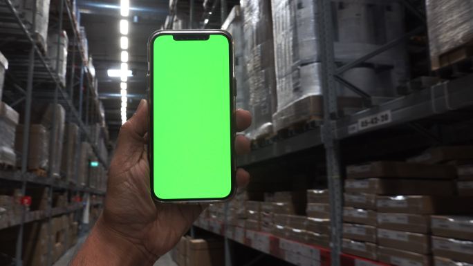 仓库里有绿色屏幕的智能手机