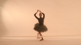 美丽的芭蕾舞女演员，在薄薄的尼龙后面跳舞。视频素材