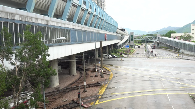 香港地铁铁路桥梁结构下的轻轨列车多层土木工程
