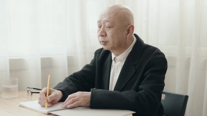 亚裔中国老人在办公室写字