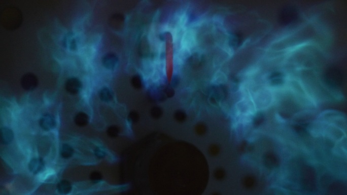 丙烷加热器中蓝色火焰的慢动作特写