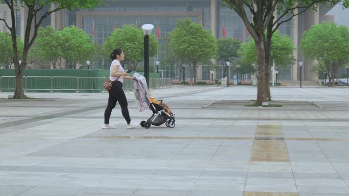 妈妈推着宝宝公园散步
