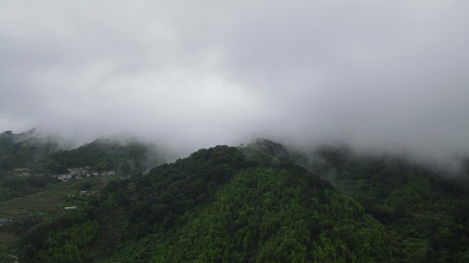 山区云雾笼罩2