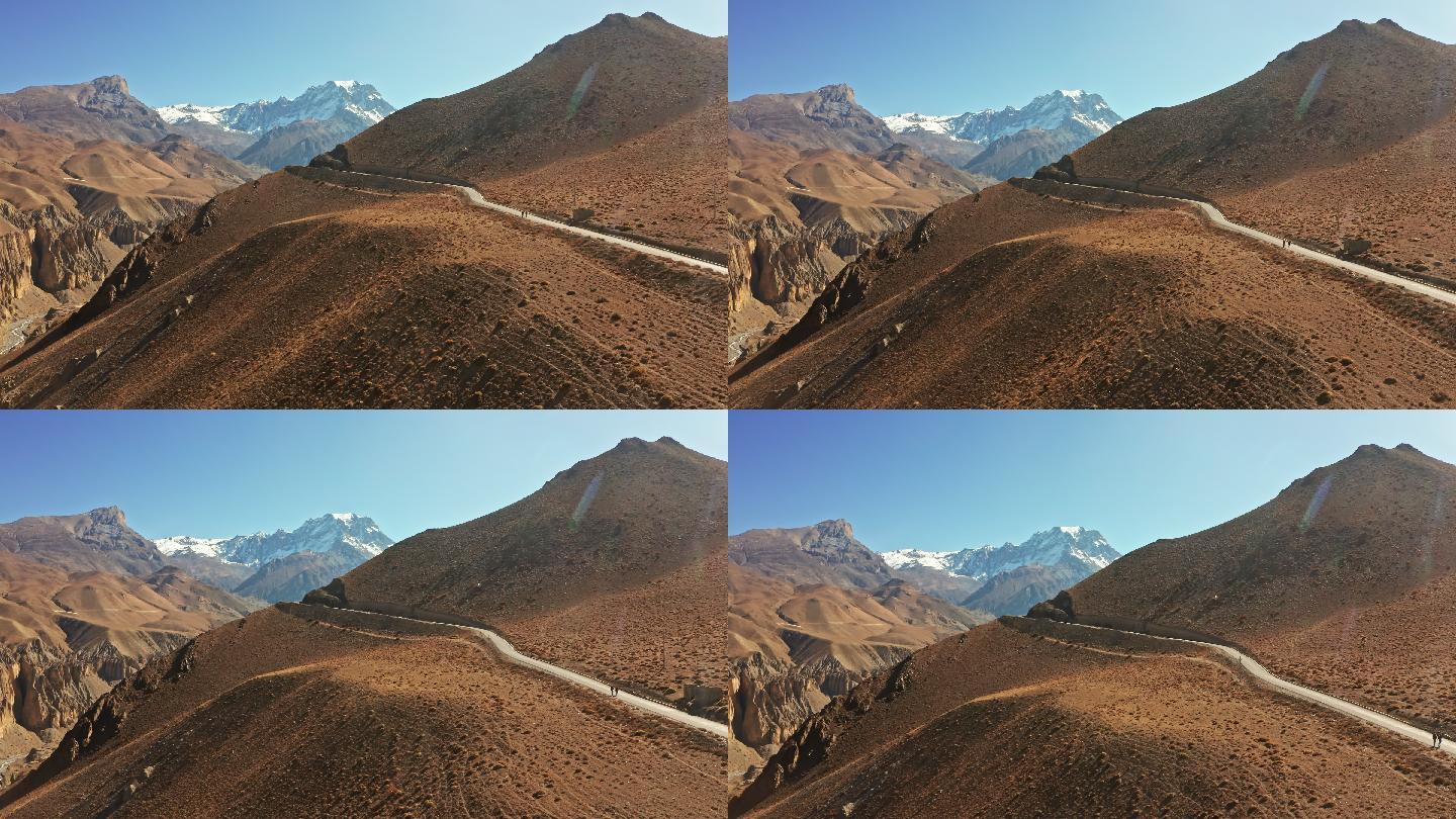尼泊尔穆克蒂纳特公路的高角度视图