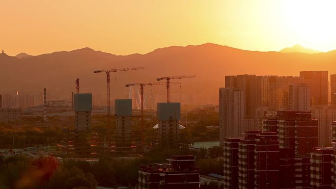 日出时的建筑工地