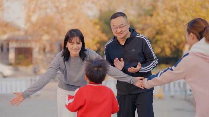 幼儿园家长接孩子与孩子运动