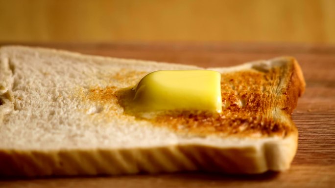 黄油及时融化在面包上