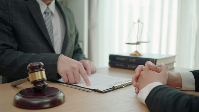 客户服务良好的合作关系，商人与男性律师或法官之间的咨询，与客户、法律和法律服务理念进行团队会议。