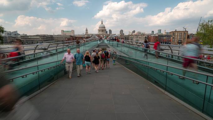 时间流逝：英国伦敦圣保罗大教堂千禧桥上的行人人群