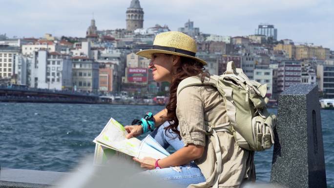 在İstanbul的埃米诺努海岸上的一名女游客。