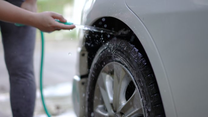 慢动作：洗车刷车车保养冲洗轮胎