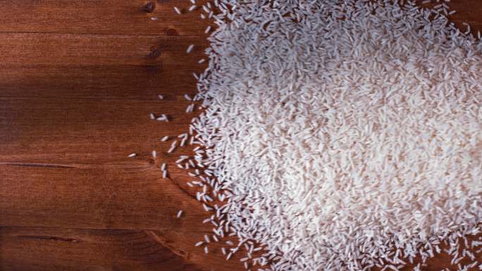 白米被扔在桌子上大米散射