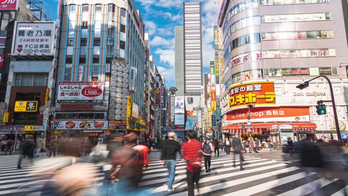4K时间间隔：日本东京哥斯拉路新宿区购物街上的交通和人群步行