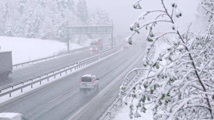 公路上的恶劣天气出行天寒地冻雪地