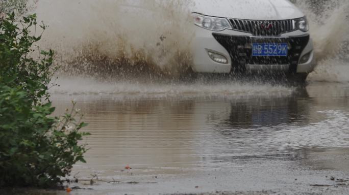 汽车 涉水 水花 飞溅