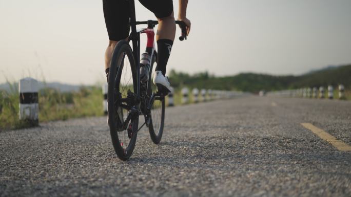 运动人骑公路自行车穿越乡村进行锻炼