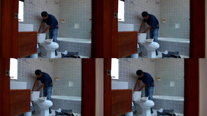 拉丁美洲水管工在浴室里修马桶