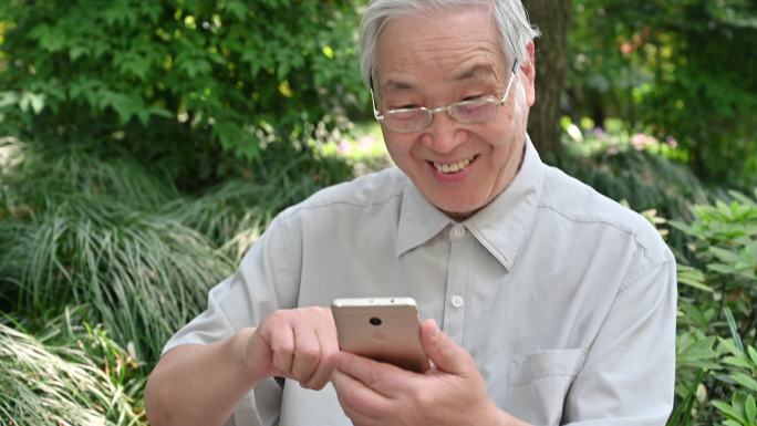 中国高级男子使用智能手机