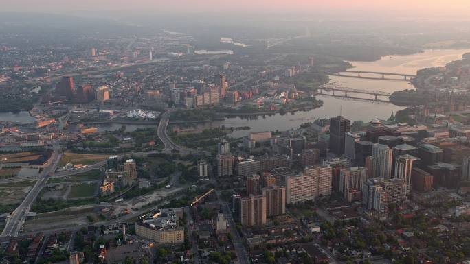 日出时渥太华河和加蒂诺河的鸟瞰图
