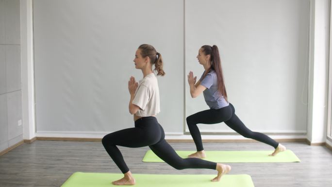 两名白人女性在家练习瑜伽，私人瑜伽课