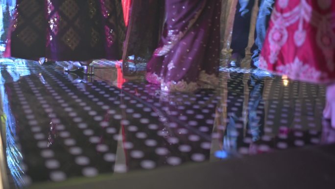 旁遮普省婚礼嘉宾在派对led灯后在舞池上跳舞