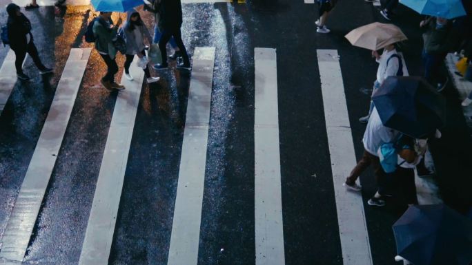 台湾台北——雨天行人过马路