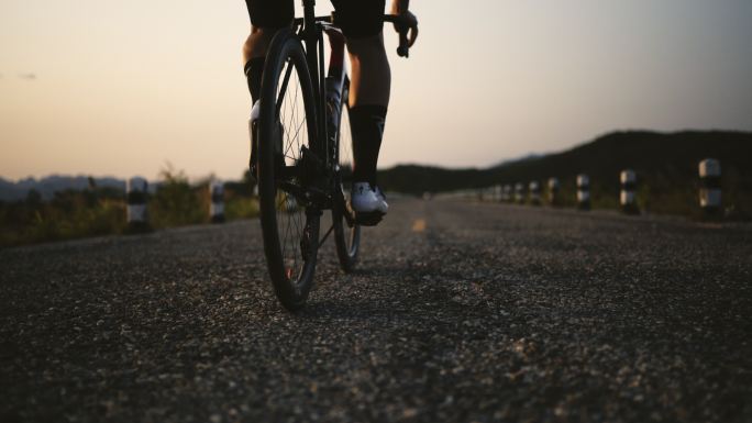 运动人骑公路自行车穿越乡村进行锻炼