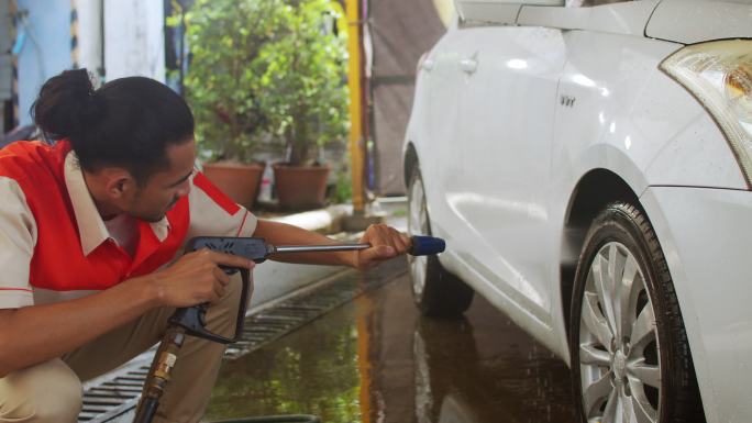 亚洲员工洗车为客户服务。