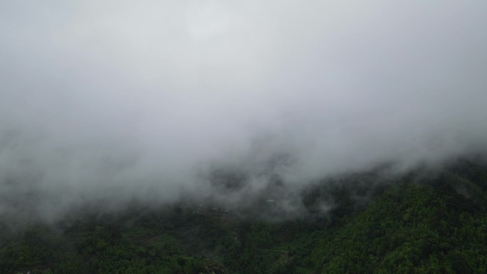 山区云雾笼罩