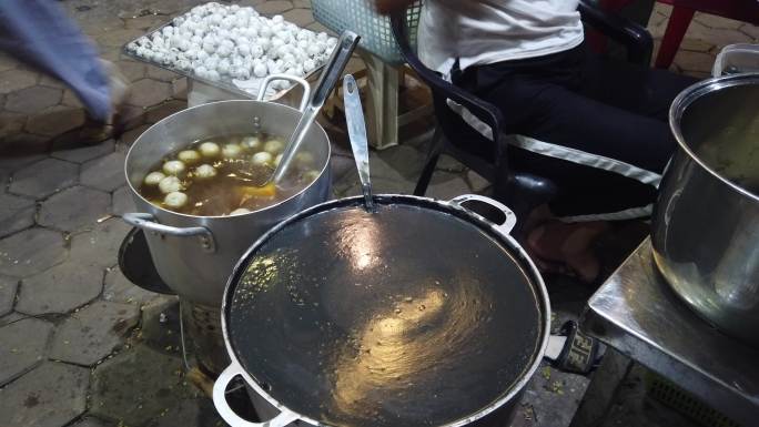 夜美食街市场推车上的芝麻甜粥