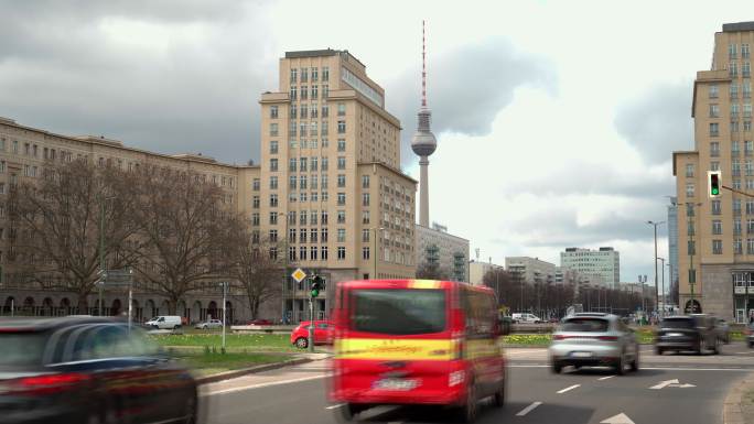 卡尔·马克思·阿莱与斯特劳斯伯格广场和标志性的柏林电视塔会面