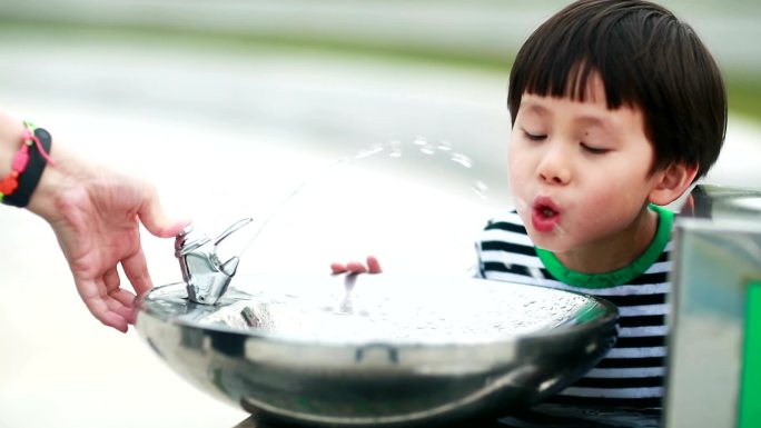 喝自来水的小男孩喝水