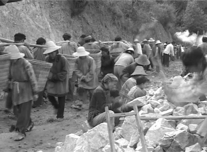 滇缅公路修路战争时期的劳工征召开山挖路