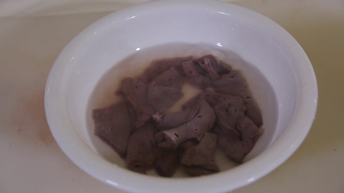 【镜头合集】清洗猪肝肝脏去血沫  (4)