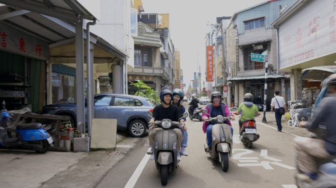 一对年轻夫妇在台湾骑摩托车