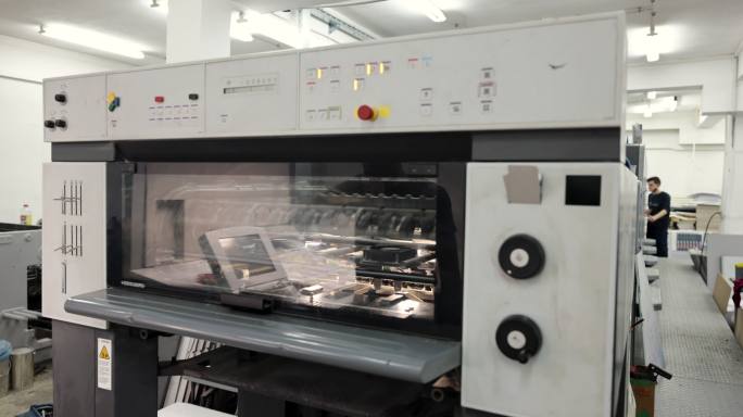 印刷厂的自动印刷机