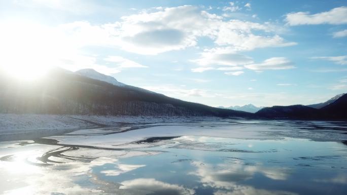 完美的阳光与湖面上的冰一起反射
