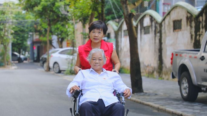 志愿者关爱老人 推轮椅陪聊天