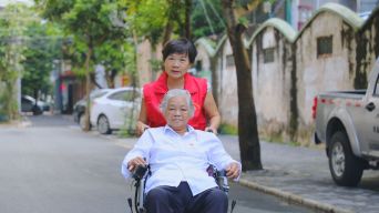 志愿者关爱老人 推轮椅陪聊天视频素材下载