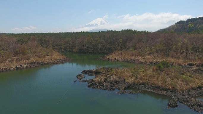 从日本富士市的Shoji湖鸟瞰富士山，天空湛蓝
