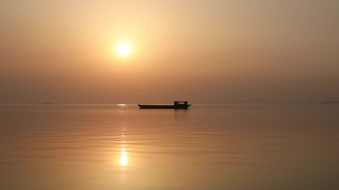 夕阳湖面船