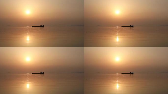 夕阳湖面船