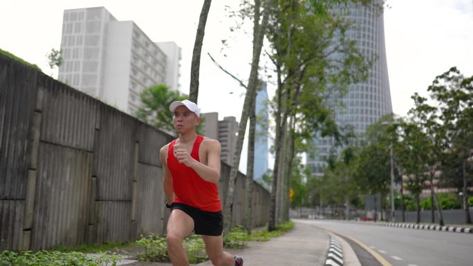 亚裔中国男子运动员在慢跑前做弓箭步、热身