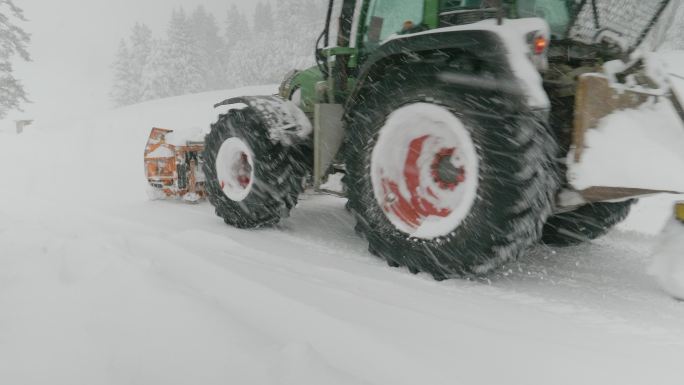 在冬季山路上工作的转子式雪犁。