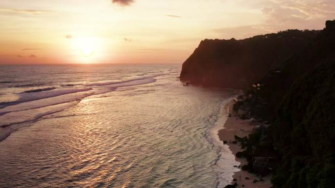 巴厘岛悬崖边白色沙滩上的日落